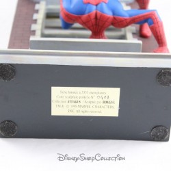 Marvel Avengers Spiderman ATTAKUS BOMBYX Superheldenfigur durch das Fenster